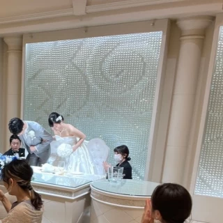 高砂の背景とテーブルは装花が少なくても素敵なデザインでした