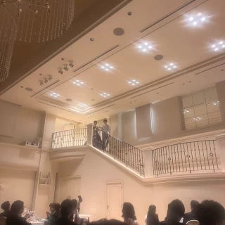 披露宴会場内に階段があるので、違った登場ができる