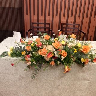 新郎新婦のテーブルクロスのお花も黄色オレンジ系でまとめました