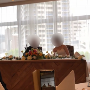 ゲストテーブルからメインテーブルを撮った写真。|663570さんの小さな結婚式 横浜店の写真(1817426)