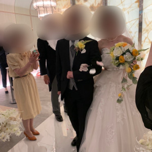 新郎新婦退場です。ここでフラワーシャワーをします。|663570さんの小さな結婚式 横浜店の写真(1817397)