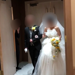 挙式後、ゲスト全員で写真を撮るために新郎新婦再入場の写真|663570さんの小さな結婚式 横浜店の写真(1817427)