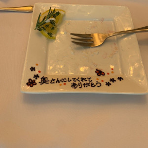 ケーキのプレートにメッセージを書いてもらえました。|663570さんの小さな結婚式 横浜店の写真(1817389)