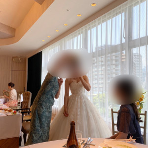 メインテーブル後ろの窓は広くて大きいです。|663570さんの小さな結婚式 横浜店の写真(1817410)