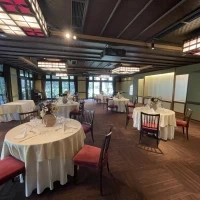和のテイストを感じる披露宴会場です