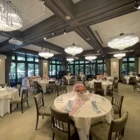 シャンデリアがある披露宴会場です