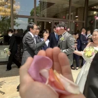 フラワーシャワーのシーン