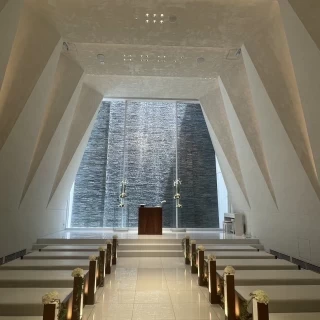 白くて明るく、上から流れ落ちる水が神秘的なチャペルです