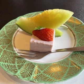 デザートの豆乳いちごムースです。甘味もありさっぱりしてました