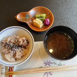 赤飯、蜆のお味噌汁、お漬物です。もっちりした赤飯美味しいです|663665さんの石苔亭 いしだの写真(1824789)