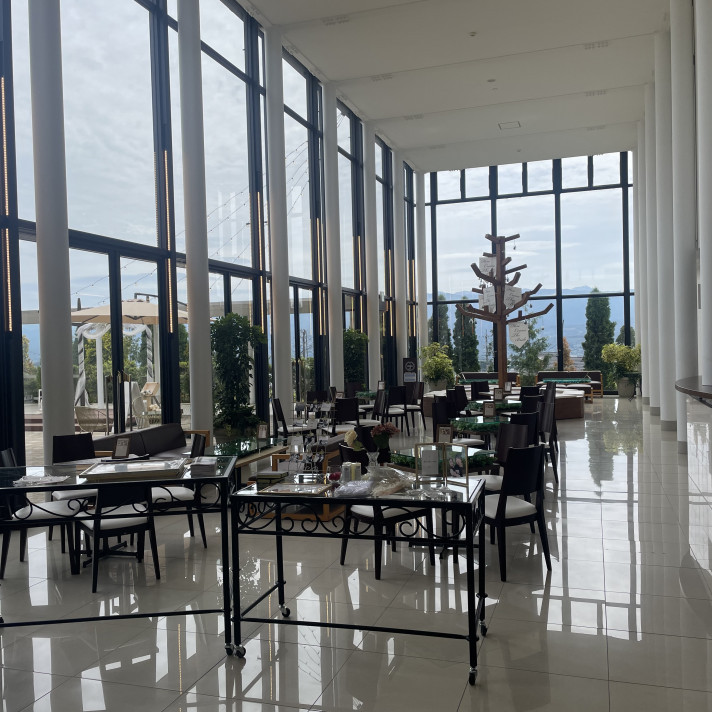 このロビーも食事会場として使用することができるそうです。