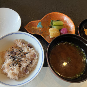 赤飯、蜆赤出汁、漬物です。|663666さんの石苔亭 いしだの写真(1824772)