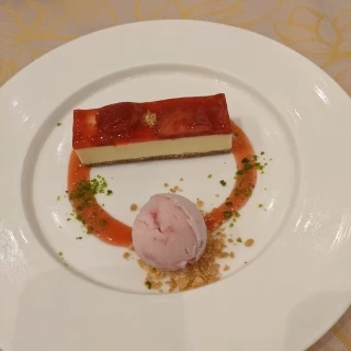 イチゴ味のケーキとアイス