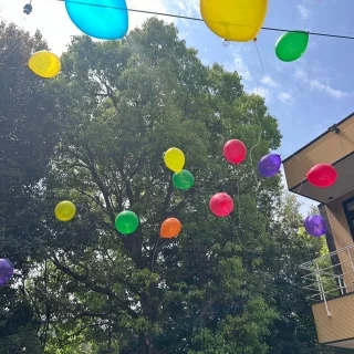 ガーデンで風船みんなで持って写真を取りみんなで手を離しました