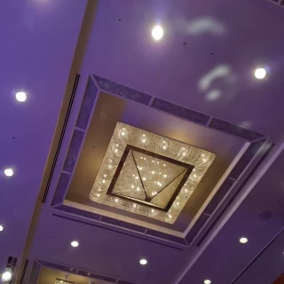 天井のシャンデリアです。