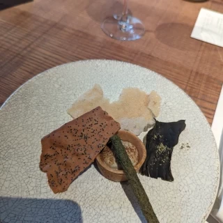 みんなが揃うまで待ってる間につまめるスナックが出ました。