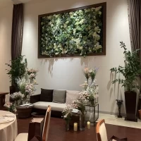 緑と白と茶が基調の披露宴会場。