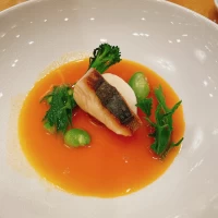 試食会の魚料理
スープは実際その場でかけてくれる