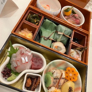 この料理に＋で天ぷら盛り合わせ、白いご飯、汁物がでてきます|663826さんの小さな結婚式 大阪ハービスENT店の写真(1818748)