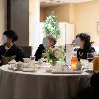 演出の持ち込みムービーを見ている様子