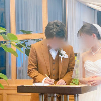 結婚証明のサインをしています