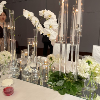 披露宴のテーブルは花瓶を使った装飾でした