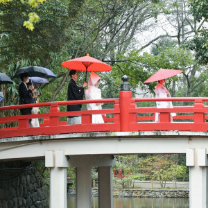 赤い橋と緑で白無垢が映えます|664015さんの武蔵一宮氷川神社の写真(1875793)