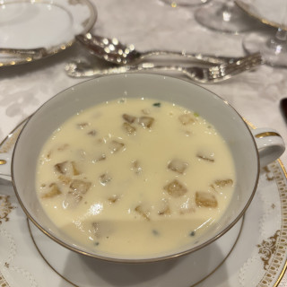 三種のジャガイモ　白トリュフ薫るポタージュ
