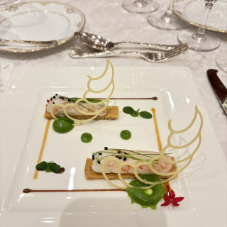 ヘーゼルナッツのサブレに載った赤座海老とブロッコリーのピュレ