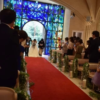 出入口のスタンドグラスが素敵です♬