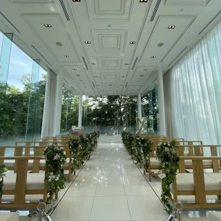 自然光と緑豊かなチャペル