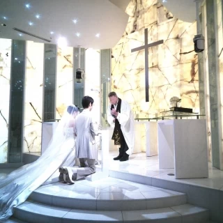 バンコの前でお祈り。ドレスのトレーンがきれいに写ります。