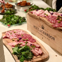 会場そのまま二次会のビュッフェ