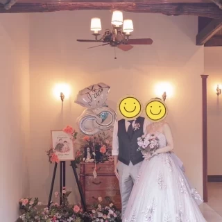 ロビーにいる新郎新婦です。