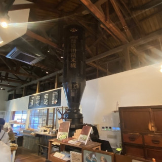 隣にはベーカリーがあり賑わっていました