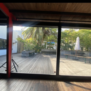 駅近くながら緑を感じられる会場