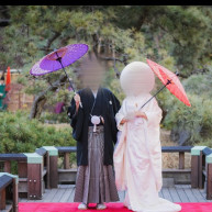 番傘と赤絨毯がとても合います