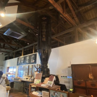 隣にはベーカリーがあり賑わっていました