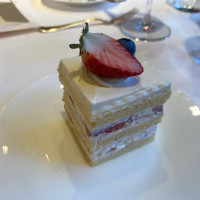 ケーキカットはコースのデザートに追加して全員に振舞いました。