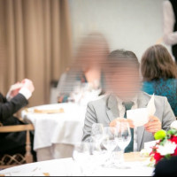手紙を読むゲスト