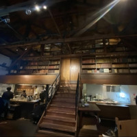 階段の上から新郎新婦が登場しました