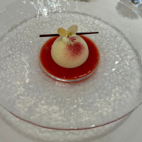 コースのデザートはホワイトチョコレートとベもかわいかったです