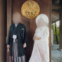 神社の紋章前で