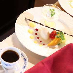 デザート(ブランマンジェとバニラアイスフルーツ添え)|664715さんのKKRホテル東京の写真(1994879)