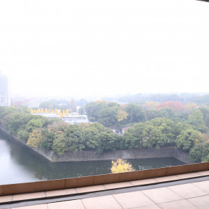 披露宴会場からの皇居の景色(11月後半、曇天)|664715さんのKKRホテル東京の写真(1994876)