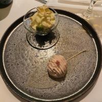 デザート
桜モンブランと抹茶とホワイトチョコのエスプーマ