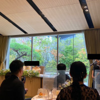 新郎新婦の背景になる庭が綺麗