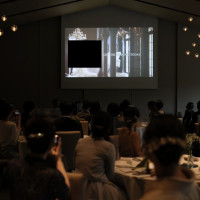 スクリーンは場所によってはライトがあって見づらい