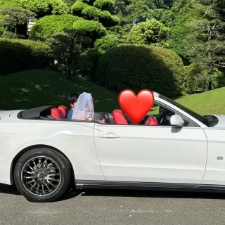 フラワーシャワー後はオープンカーで退場