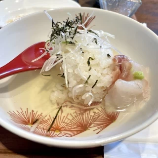 お出汁をかけていただく鯛のお茶漬け。